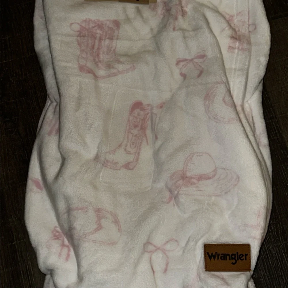 NEW WRANGLER Oversized Plush Throw Blanket Cowgirl Pink/White 60”x70”